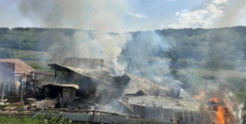 Incendiu casa exterior